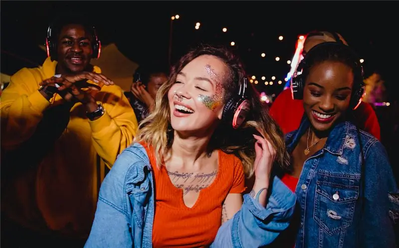 Лучшее и худшее из недели первокурсников: от тематических барных обходов до пенных вечеринок