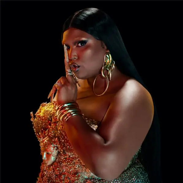 Лиззо в корсете в сериале «Слухи»