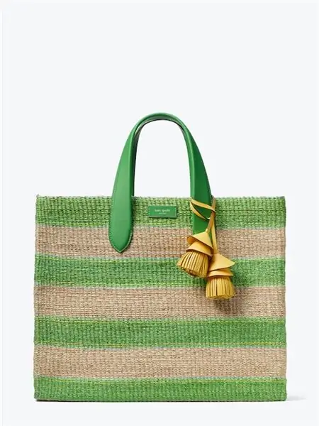 Kate Spade, большая соломенная сумка с короткими ручками в манхэттенскую полоску, 395 фунтов стерлингов