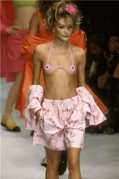 Моменты дефиле выставки Chanel Карла Бруни на подиуме для коллекции Chanel Spring 1996