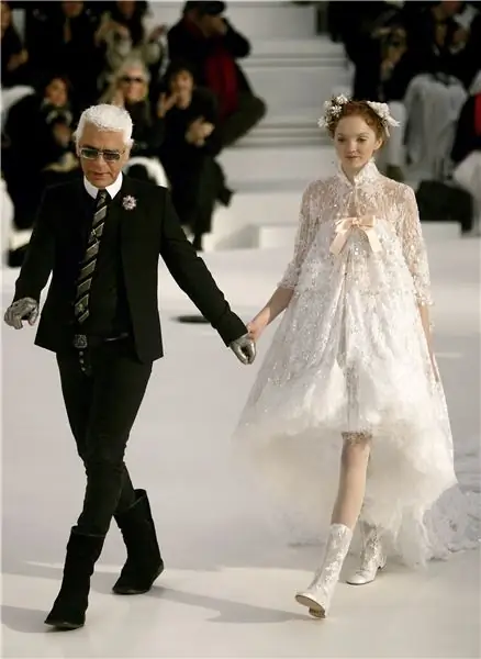Моменты дефиле выставки Chanel Карл Лагерфельд и Лили Коул в финале The Chanel Fall 2006