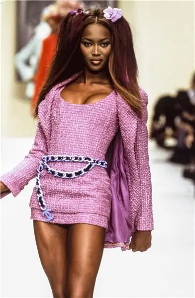 Моменты дефиле выставки Chanel Наоми Кэмпбелл на прогулке Показ Chanel Весна/Лето 1993-1994 гг