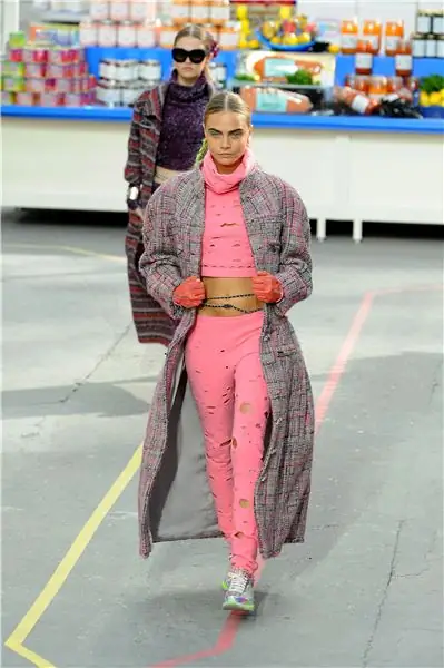 Моменты дефиле выставки Chanel Кара Делевинь на показе Chanel Fall/Winter 2014-2015