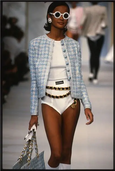 Моменты дефиле выставки Chanel Надеж Дюбоспертус Прогулки The Chanel Весна/Лето 1993-1994