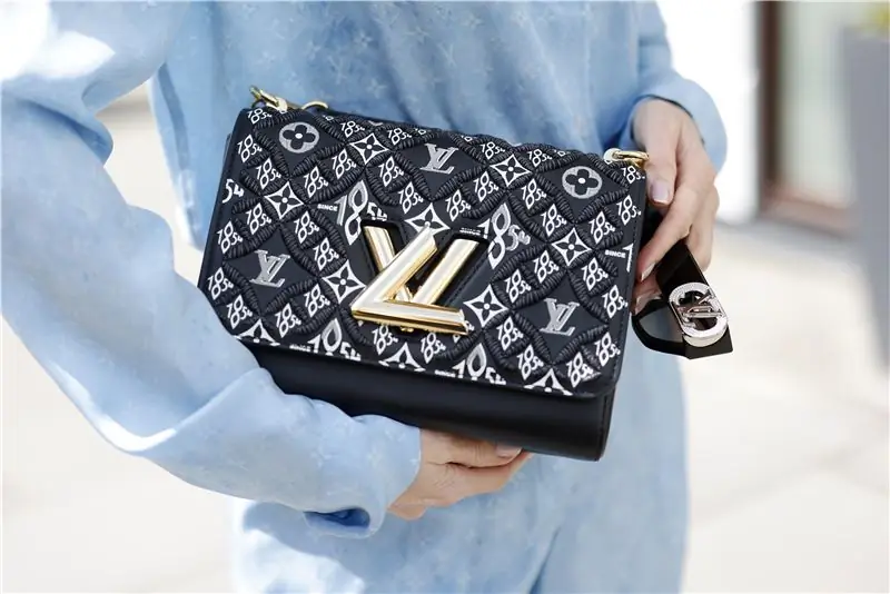 сумка louis vuitton в уличном стиле
