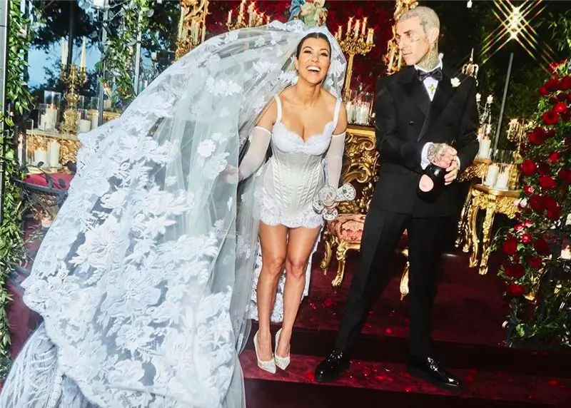 Кортни Кардашьян надела маленькое белое платье Dolce & Gabbana для свадьбы номер три
