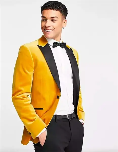 Topman на ASOS, тонкий однобортный блейзер из бархата цвета шампанского, 90 фунтов стерлингов Topman на ASOS, тонкий однобортный блейзер из бархата цвета шампанского, 90 фунтов стерлингов