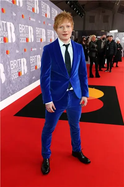 Эд Ширан на церемонии вручения премии Brit Awards 2022 в синем бархатном костюме Эд Ширан на церемонии вручения премии Brit Awards 2022 в синем бархатном костюме