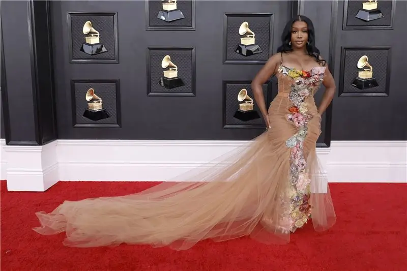 SZA в винтажных украшениях Jean Paul Gaultier и Messika SZA в винтажных украшениях Jean Paul Gaultier и Messika