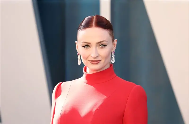 Софи Тернер самым невероятным образом украсила свой живот на вечеринке Vanity Fair после вручения премии «Оскар»