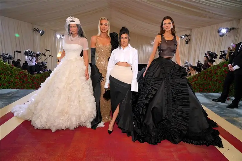 Кардашьян вышли на красную дорожку Met Gala в типично сказочном стиле