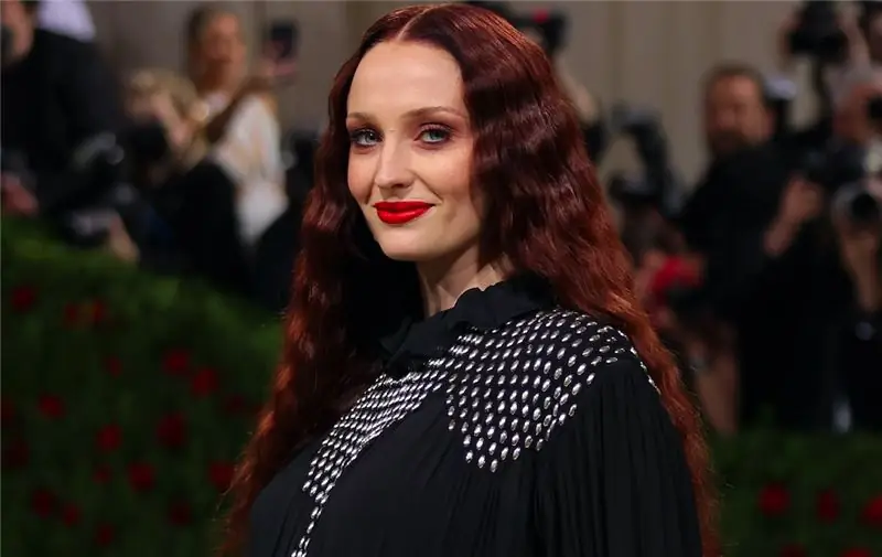Софи Тернер самым невероятным образом одела свой животик на Met Gala в этом году