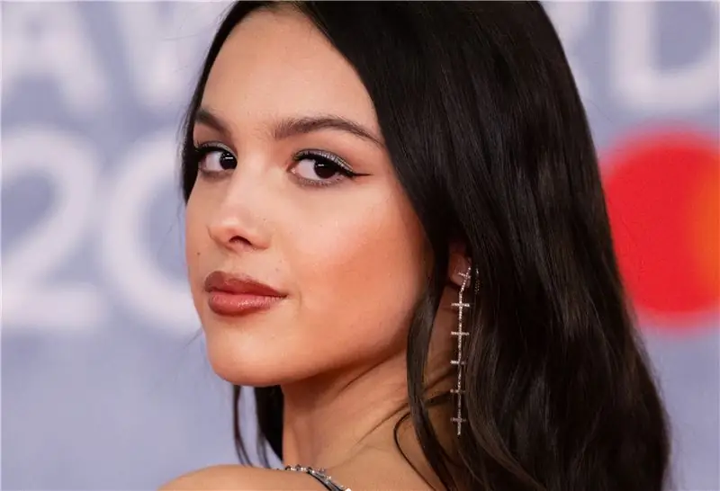 Оливия Родриго только что заново изобрела платье-комбинацию на Brit Awards