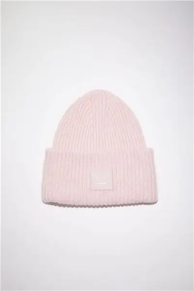 Acne Studios, ребристая шапка-бини, 120 фунтов стерлингов Acne Studios, ребристая шапка-бини, 120 фунтов стерлингов