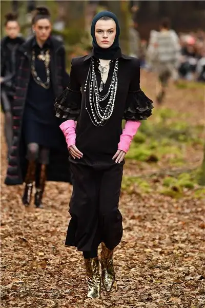 Chanel подтверждает, что этот политизированный аксессуар будет очень популярен этой осенью Chanel подтверждает, что этот политизированный аксессуар будет очень популярен этой осенью
