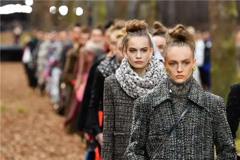 Chanel подтверждает, что этот политизированный аксессуар будет очень популярен этой осенью