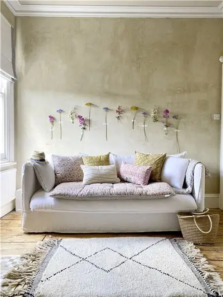 Наклейте цветы на стену