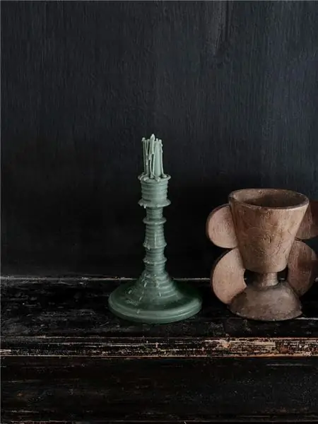 Зажгите ароматическую свечу