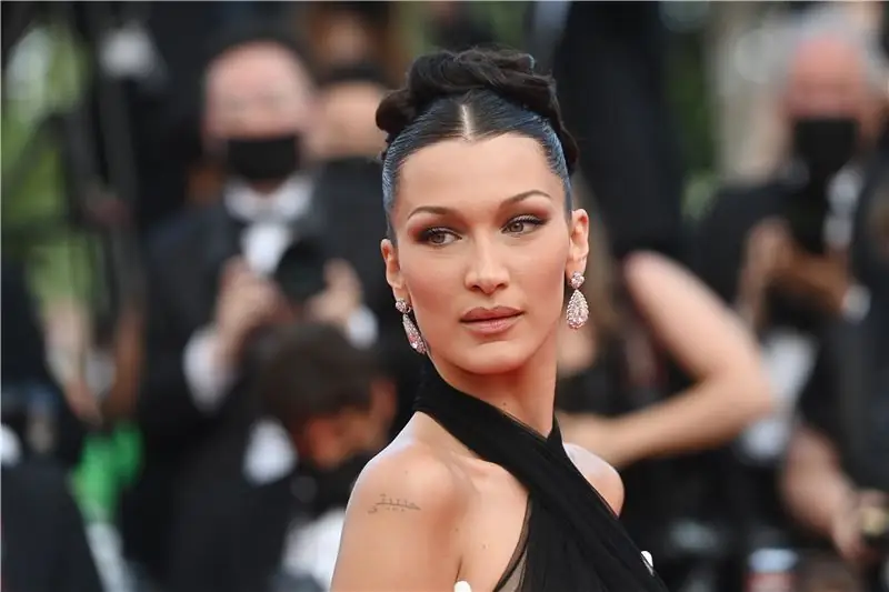 «Люди думают, что у меня был филлер, но это лицевая лента», - говорит Белла Хадид. Итак, что же это такое?