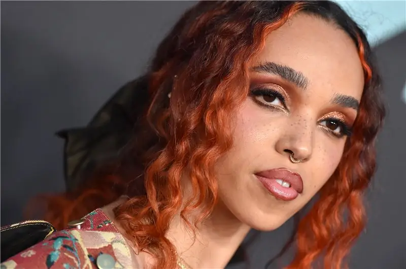 FKA Twigs рассказывает о своей болезненной битве с фибромами