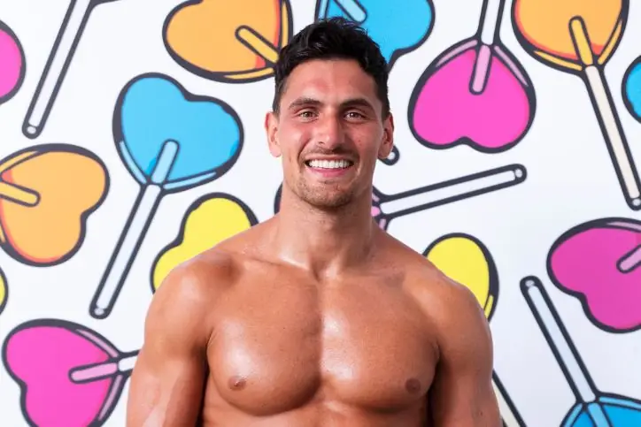 Джей Янгер из Love Island пообещал своей бывшей девушке серьезное будущее