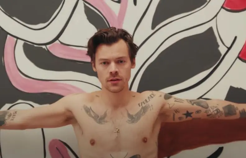 Этот блеск для губ с арбузным сахаром за 7 фунтов стерлингов явно является одой Гарри Стайлсу