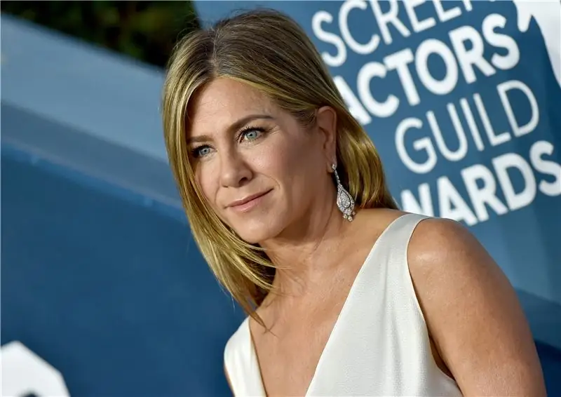 Дженнифер Энистон пришла на церемонию вручения наград Sag Awards в винтажном платье, которое было полной противоположностью ее обычному стилю