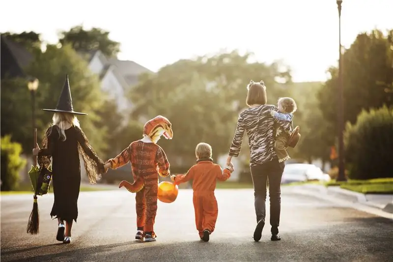 От проведения вечеринки в честь Хэллоуина до правил «Сладости или гадости» - вот что вы можете сделать на Хэллоуин в этом году