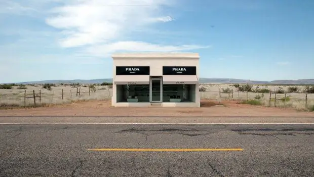 На прошлой неделе Prada Marfa подверглась вандализму. Вот что вам нужно знать об этом любопытном произведении современного искусства