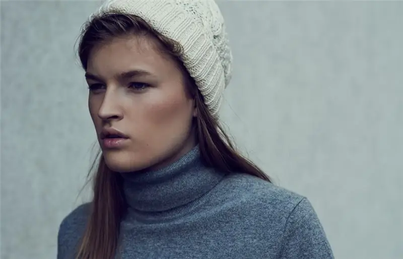 1cashmere_roll_neck_grey_HP205_lifestyledetail_1