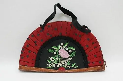 Moschino, клатч Fan, 38,55 фунтов стерлингов Moschino, клатч Fan, 38,55 фунтов стерлингов