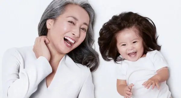 Мы не можем решить, мило это или жутко, что годовалый ребенок Pantene стал лицом их последней кампании