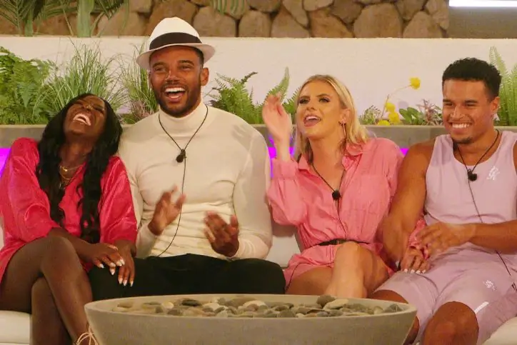 9 смехотворно неловкие моменты воссоединения острова любви