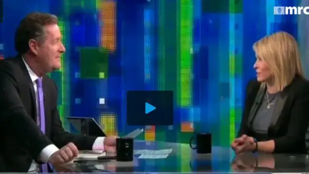 Смотрите, как Хэндлер Челси ложится на Пирса Моргана на его шоу CNN