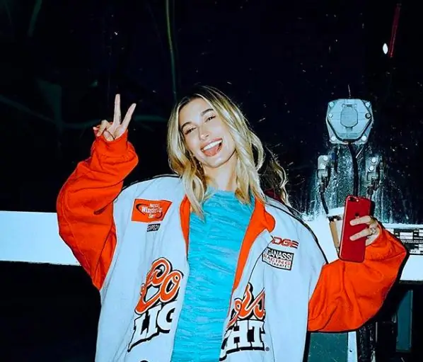 The Shmile: «Faux Casual» Insta Pose появится в ленте рядом с вами