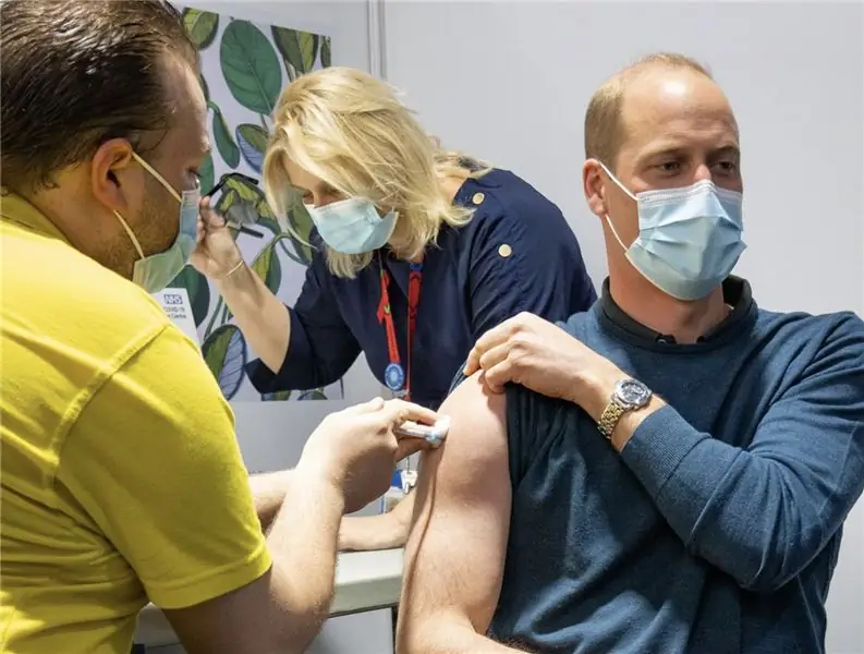 Удивительный факт, который мы узнали о принце Уильяме из его фотографии прививки