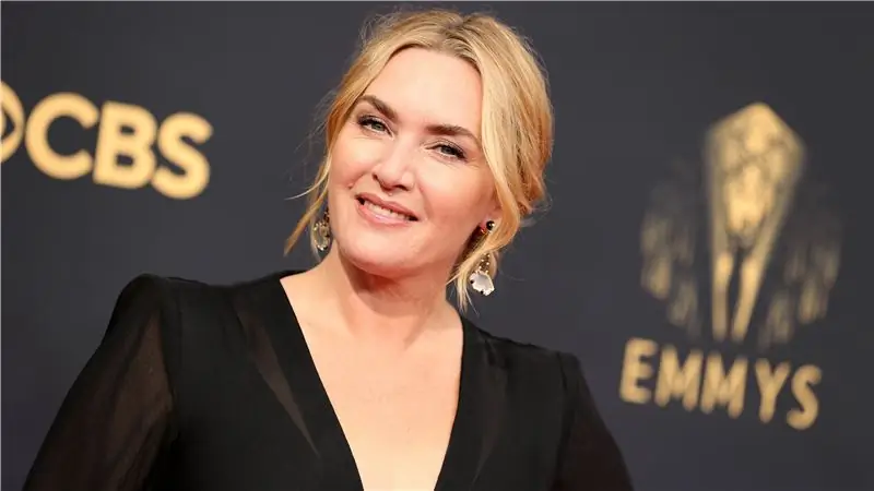 Кейт Уинслет выиграла премию «Эмми» за фильм «Кобыла из Исттауна», «Несовершенная мать средних лет с недостатками», которая «заставила всех нас чувствовать себя достойными»