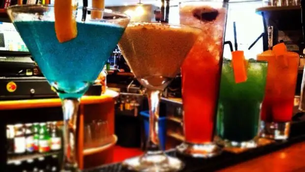 Бар с золотым коктейлем, который отлично подходит для сорок