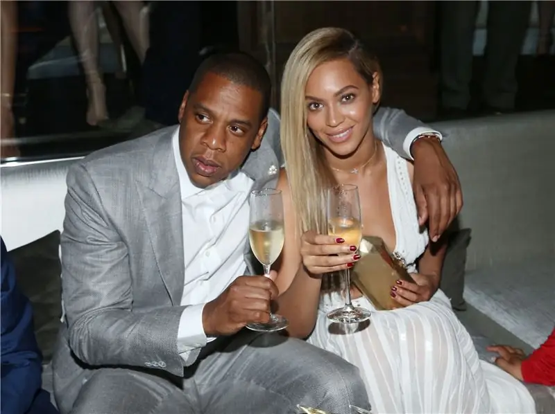 Beyonce и Jay-Z взяли шампанское на «Золотой глобус», что вызвало множество вопросов по этикету