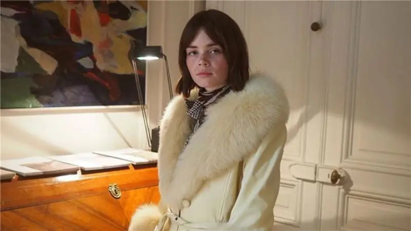 Культовое пальто, которое объединяет Алексу Чанг, редакторов Vogue и Адвоа Абоа