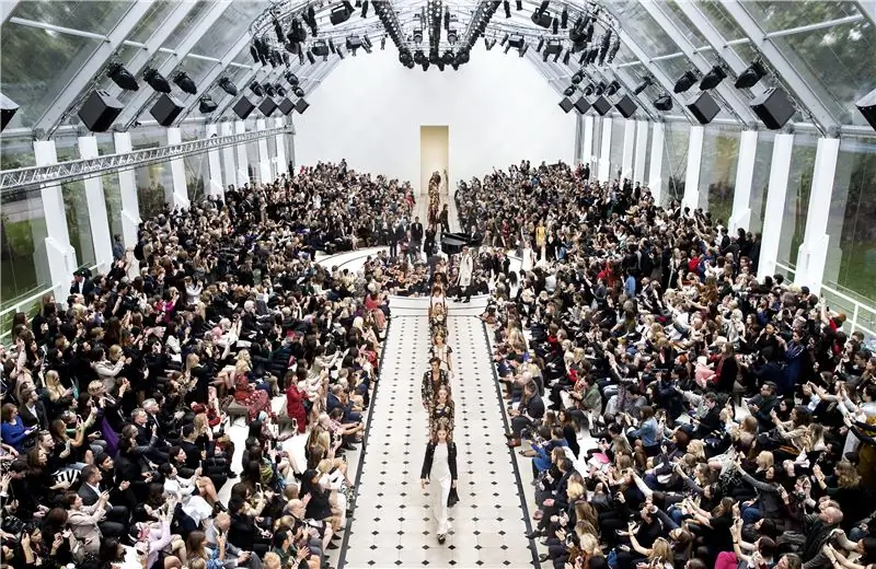 Встряска подиума Burberry сделает высокую моду более актуальной