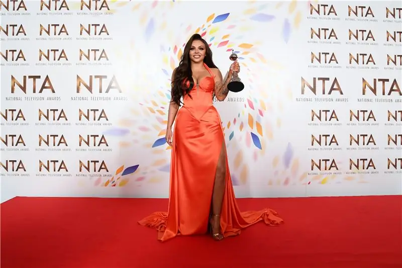 Джесси Нельсон взволнована, принимая награду NTA за свой документальный фильм о троллинге и образе тела