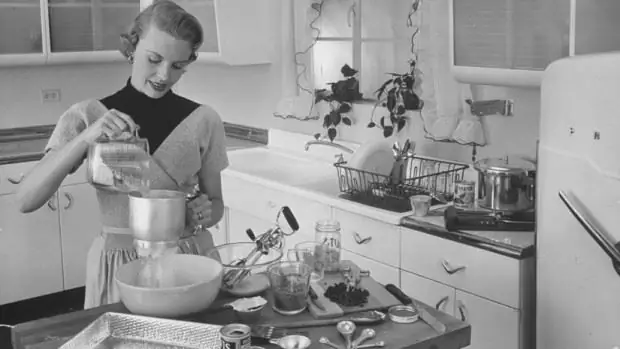 Советы для свиданий из 1947 года: выпечка пирожных и отказ от многочасовых телефонных звонков