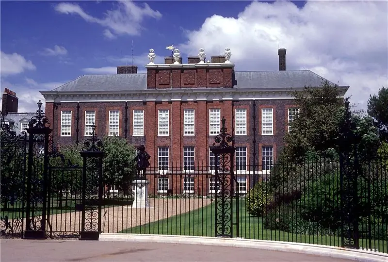 Почему в Кенсингтонском дворце всегда королевская драма