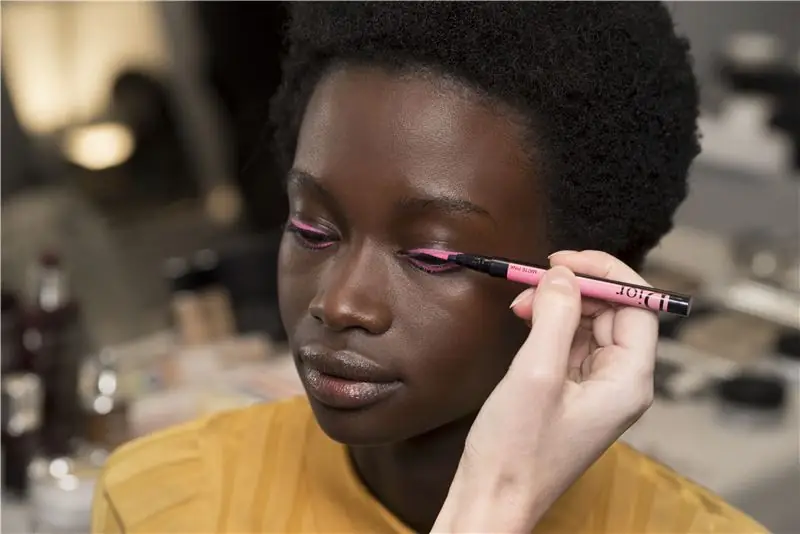 Уловка Dior Beauty с подводкой для глаз, которая делает глаза больше