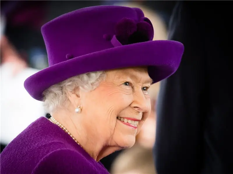 Смотрят ли королева и принц Чарльз The Crown?