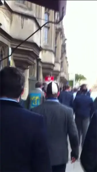 Это видео Кембриджского общества алкоголиков, распевающего «Изнасилование, изнасилование, изнасилование», действительно мрачно