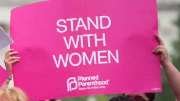 Новые розовые значки Ogle Planned Parenthood, одобренные NYFW