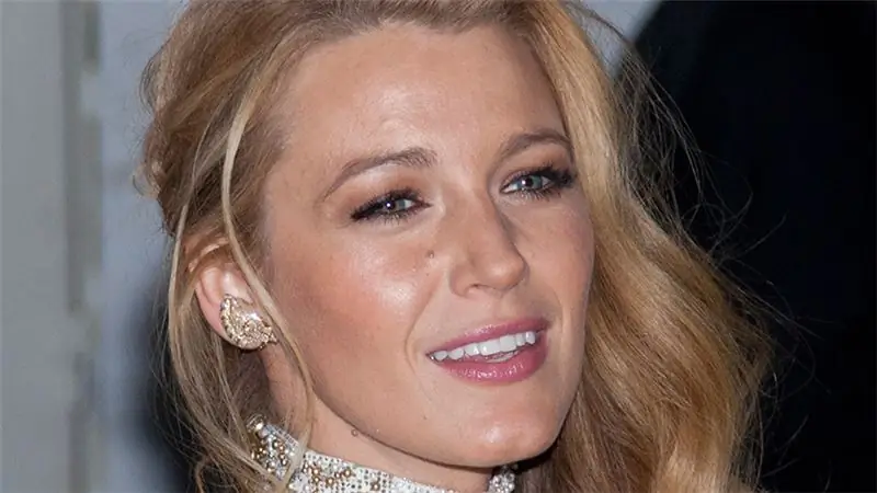 Блейк Лайвли поделилась вторым трейлером «Отмели»