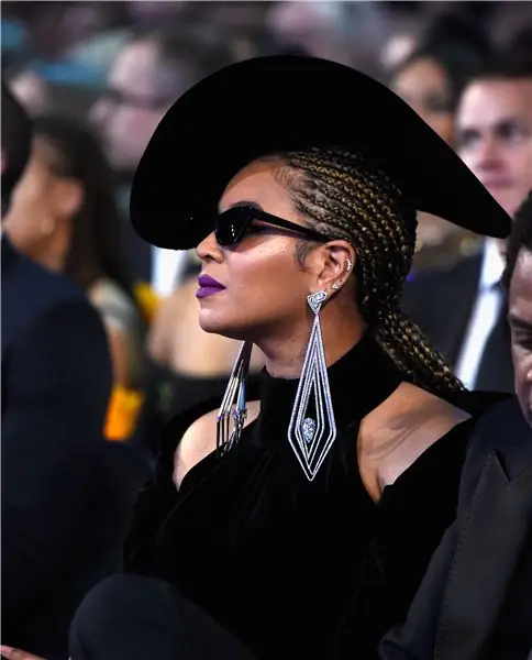 Beyoncé представляет новые глянцевые продукты на церемонии вручения премии «Грэмми»